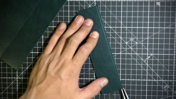 切り出した革素材に印を付ける