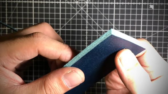 斜め45度にそぎ落とされた革の端部