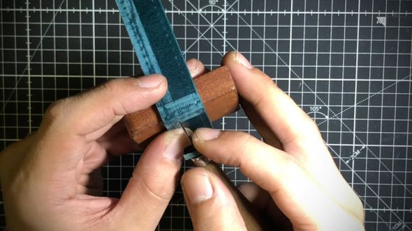 貼り合わせた革に穴を開ける