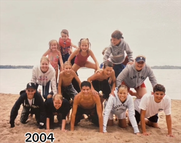 家族が19年前に撮った写真の再現動画