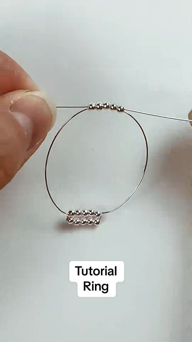 ビーズをワイヤーに通すところ