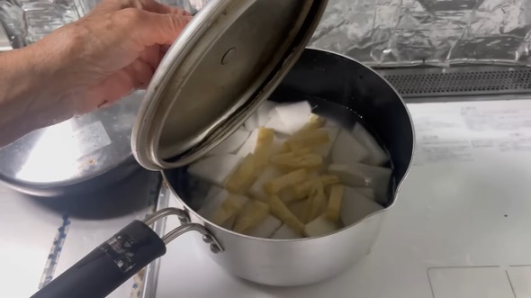 豚汁を作る画像