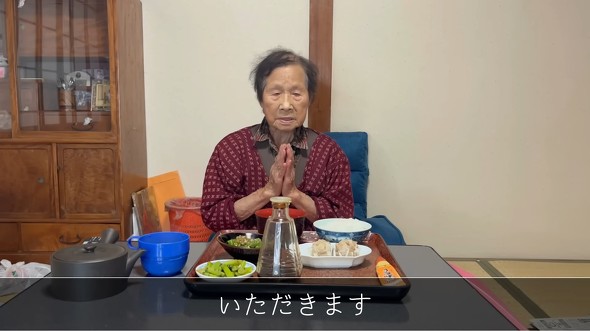 夕食をとる女性