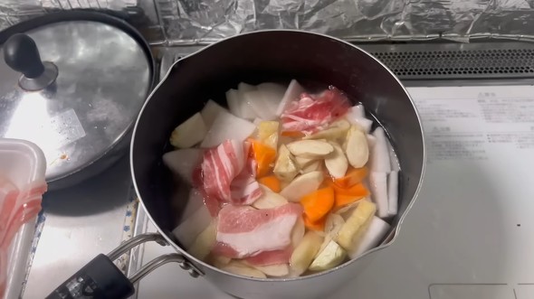 豚汁を作る画像