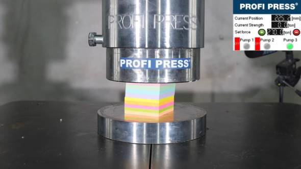 液体窒素に浸した紙をプレス