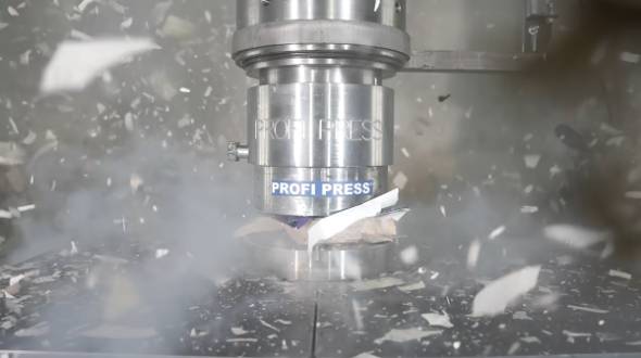 液体窒素に浸した紙をプレス