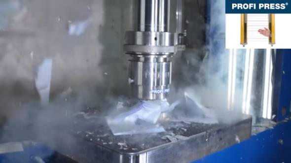 液体窒素に浸した紙をプレス