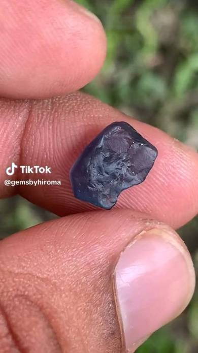 ディープブルースピネル