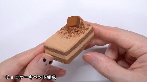 粘土でチョコケーキ風ベッド