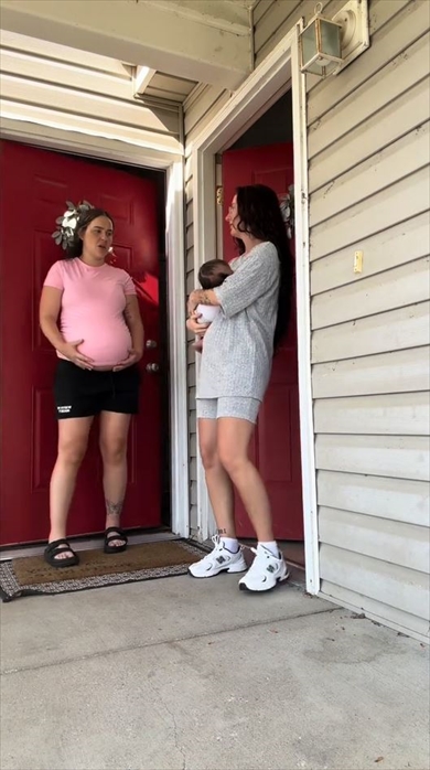 隣同士で暮らす親友のまさかの忘れ物