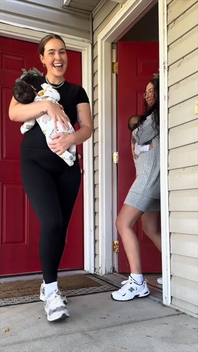 隣同士で暮らす親友のまさかの忘れ物