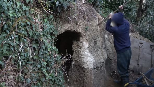 秘密基地に排気用の穴をあける