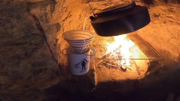 秘密基地内部のかまどでコーヒーを入れる