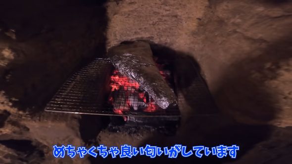 秘密基地内のかまどでイノシシ肉のホイル焼き