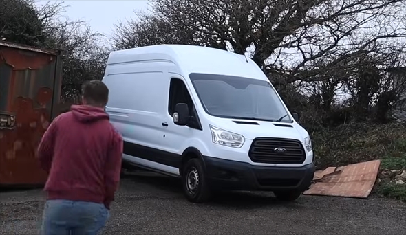 バンをキャンピングカーにリノベーション