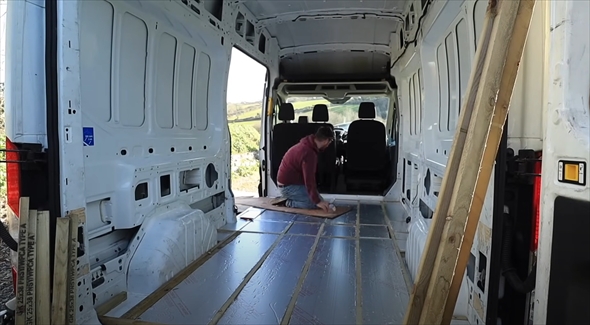 バンをキャンピングカーにリノベーション