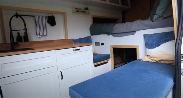 バンをキャンピングカーにリノベーション