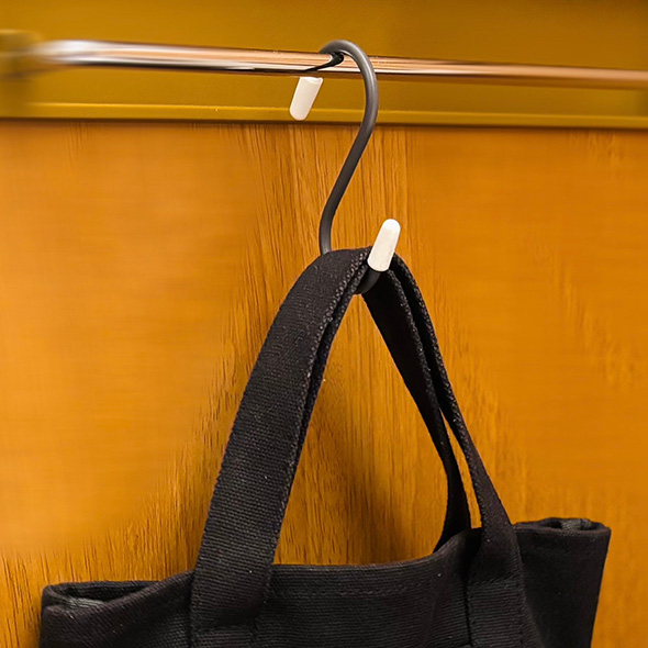 S字フックは即席の荷物置きに