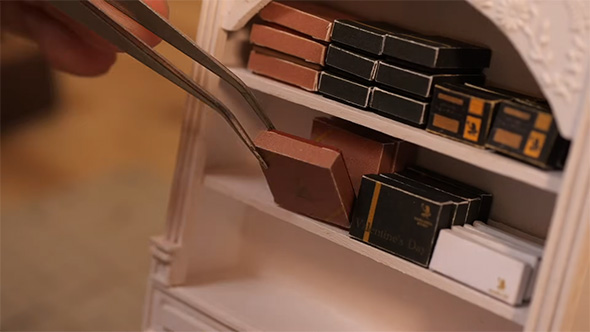 ピンセットでチョコレートをセット