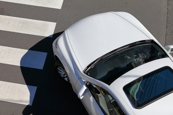 左折する車の写真