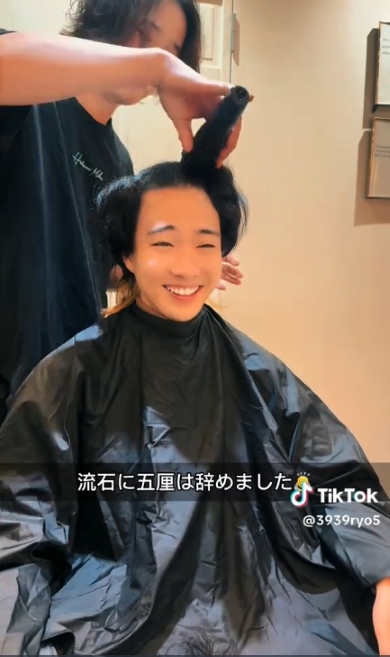 バリカンで髪をカット