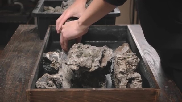 石を並べる画像