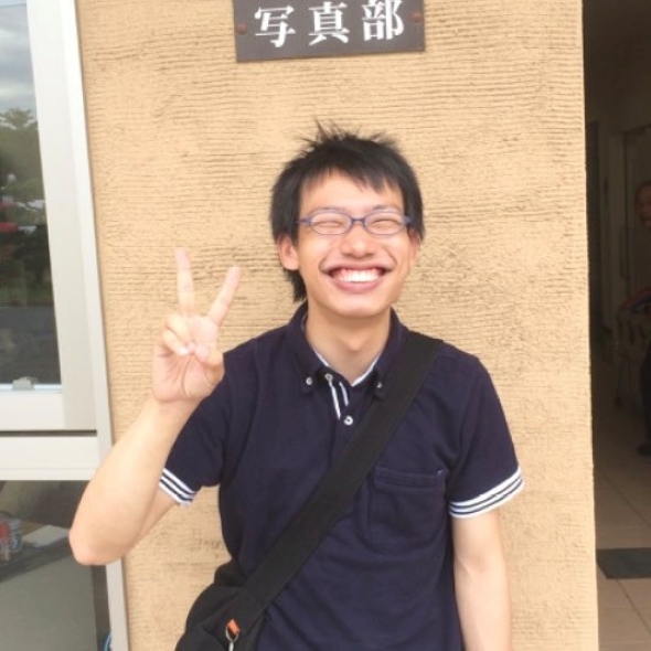 ピースサインをする男性