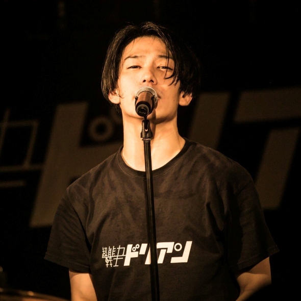 マイクに向かう男性