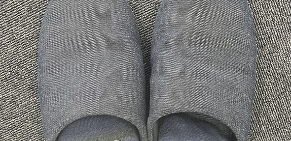 スリッパのつま先側半分が写っている写真