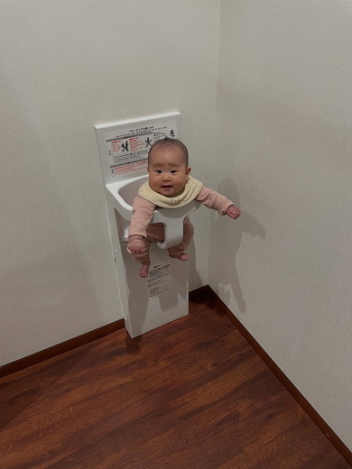 ベビーチェアに座る赤ちゃん