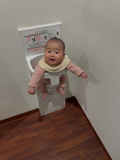 ベビーチェアに座る赤ちゃん