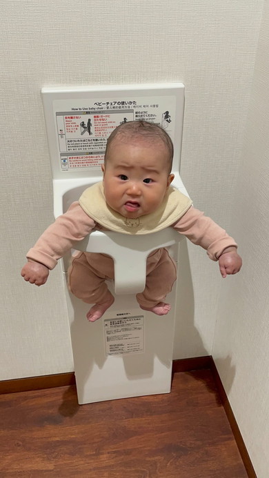 ベビーチェアに座る赤ちゃん