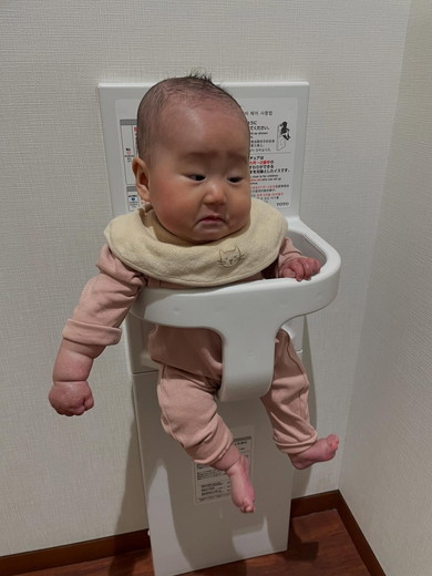 ベビーチェアに座る赤ちゃん