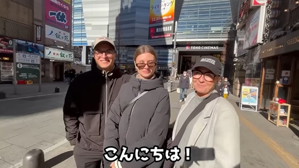 日本食をまだ口にしていないと説明するデンマーク人の旅行客