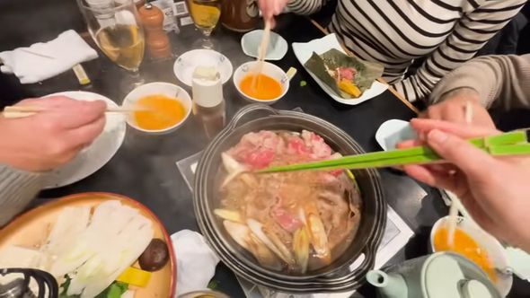 デンマーク人旅行客が初めて食べるすき焼き