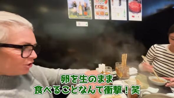 初めて食べた生卵に驚くデンマーク人