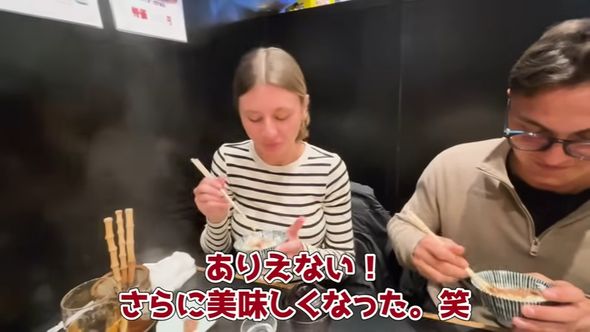 白米と溶き卵と一緒に食べる牛肉の味に驚くデンマーク人
