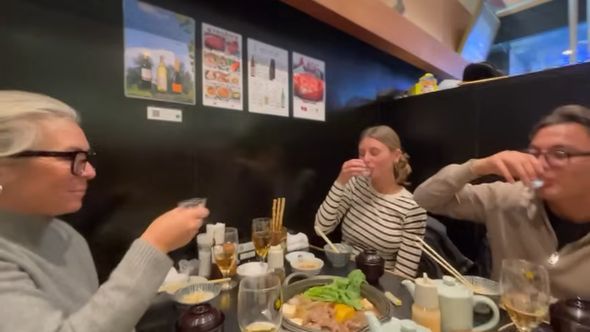 日本酒を味わうデンマーク人旅行客