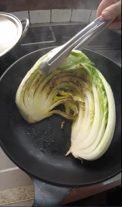 白菜をじっくり焼き付ける様子