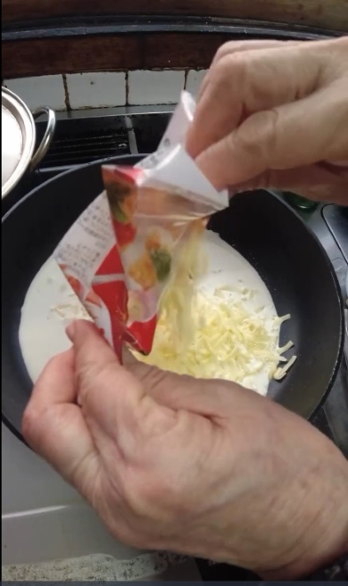 クリームソースを作る様子