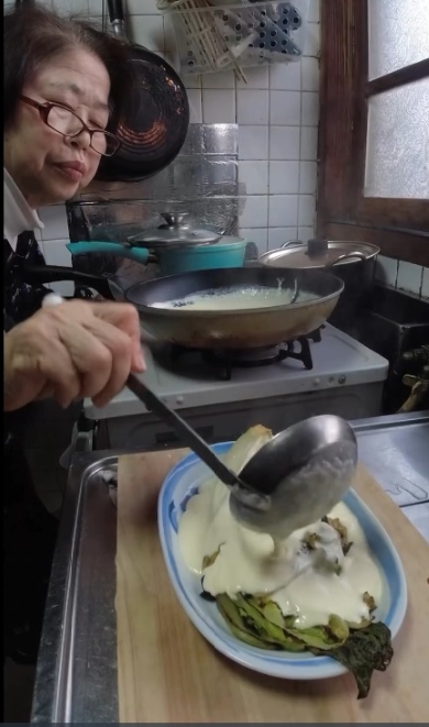 大皿に盛り付ける様子