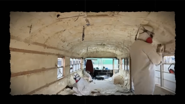 改造中のバス内部