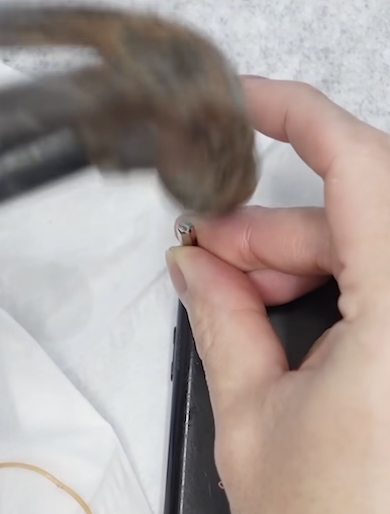 ハンマーでネジを外す