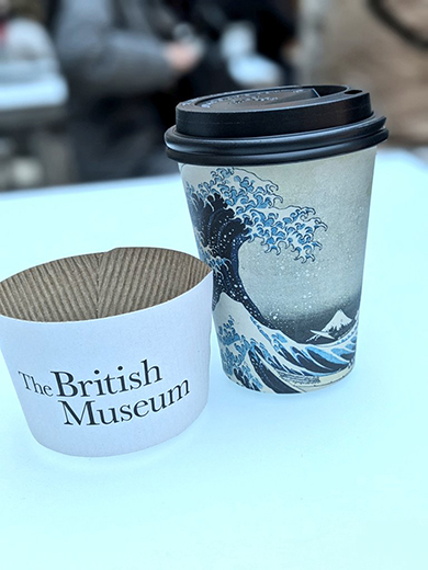 大英博物館のカフェの紙カップが話題