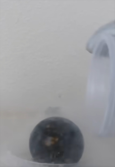 極限まで冷やしたボールを水に入れると