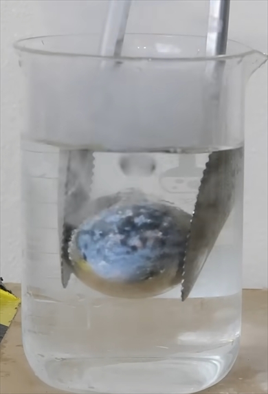 極限まで冷やしたボールを水に入れると