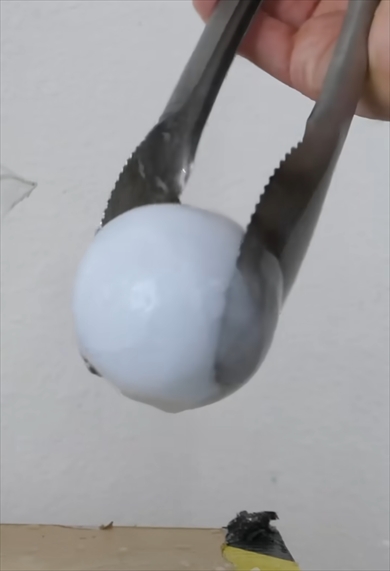 極限まで冷やしたボールを水に入れると