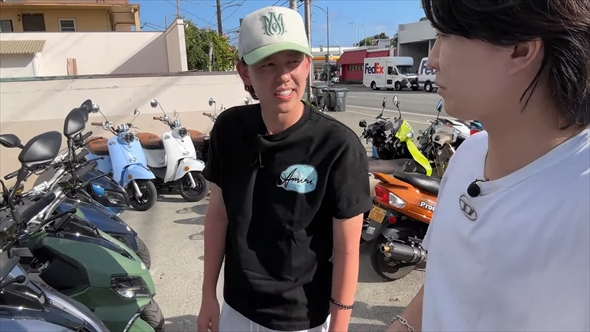 還暦を迎えたヒロミにバイクをプレゼントする息子たち