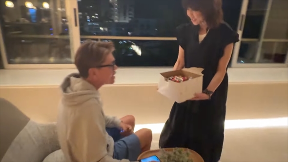 還暦を迎えたヒロミに家族がサプライズ