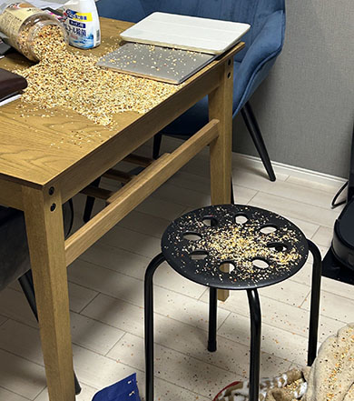 スープの素が散らかったダイニングテーブル